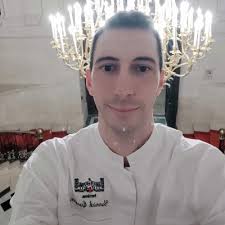 J'ai le plaisir de vous annoncer que j'occupe désormais le poste de chef  des cuisines chez Ministère de l'Économie, des Finances et de la  Souveraineté industrielle et numérique.