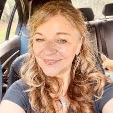 Lisa Holsapple's Instagram, Twitter & Facebook