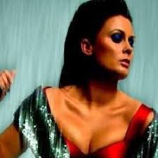 LOVE KEEPS CALLING (TRADUÇÃO)