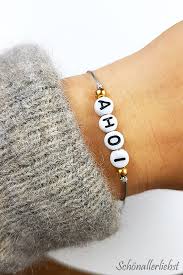 In meinem video zeige ich dir die makramee technik, die knoten und den verschluss. Diy Armband Mit Buchstabenperlen Und Makramee Verschluss Schonallerliebst