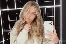 Sie wuchs mit ihrer jüngeren schwester lena in düsseldorf auf. Dagi Bee Sie Stichelt Gegen Cathy Hummels Gala De