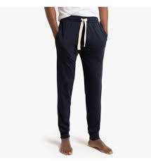 Les modèles en coton éponge traditionnel côtoient les pièces en soie luxueuses et les peignoirs en polaire dédiés au cocooning hivernal. Rhqvlqxnmacm6m