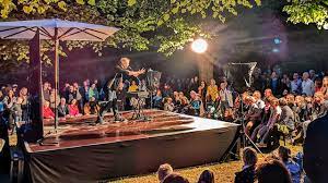 Immerhin hat sich dort das kleine fest im großen garten in hannover zu einem festival entwickelt, das auf eine beeindruckende erfolgsgeschichte. Kleines Fest Im Grossen Garten Michael Krebs
