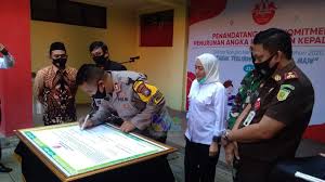 Sj/b.vi/hk.00.7/69/2016 tertanggal 6 januari 2016 tentang pakaian dinas aparatur sipil negara (asn) di lingkungan kemenag, kantor wilayah. Forkopimda Bojonegoro Tandatangani Komitmen Penurunan Kekerasan Pada Anak Beritabojonegoro Com
