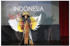 Feathers and flowers | tom + lorenzo. Miss Eco Universe 2016 Indonesia Wins The Best National Costume Title