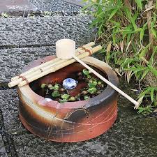 楽天市場 信楽焼 つくばい 竹付き陶器つくばい 和風のツクバイ鉢 陶器スイレン鉢 竹付き睡蓮鉢 和風鉢 メダカ鉢 金魚鉢 tu 0002 まるいち本店 竹の庭 睡蓮鉢 和風庭園