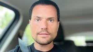 Rocco stark, der sohn von uwe ochsenknecht, will an der ostsee insgesamt 1770 kilometer laufen. Nicht Mehr Pinkfarben Rocco Stark Prasentiert Neue Frisur Promiflash De