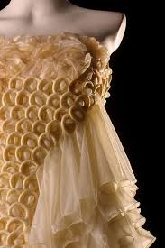 Anticonceptivo masculino consistente en una fina membrana a modo de vaina que reviste el pene; Condom Style Gli Abiti Fatti Con I Preservativi Fallati Moda D It Repubblica