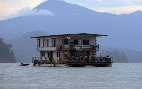 Pelbagai aktiviti yg menarik seperti berkaraoke di dalam house boat. Pembantu Rumah Bot Tasik Kenyir Kelar Tangan Hilang Di Hutan Free Malaysia Today Fmt