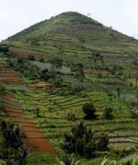 Manusia pertama ini diciptakan di eden, dalam bahasa sumeria yang berarti 'lahan datar'. Asal Mula Manusia Menurut Kitab Suci Dan Peradaban Gunung Padang