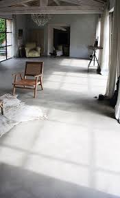 Non seulement, il assure cette fonction décorative, mais il a aussi la capacité d'offrir bien d'autres. Sol Brut Beton Cire Et Imitation Beton Cote Maison