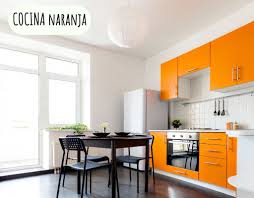 Vemos cocinas modernas en naranja en diversas zonas como gabinetes, accesorios decorativos y en paredes. 50 Fotos De Colores Para Cocinas 2020 Estreno Casa