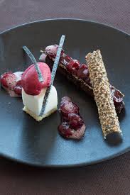 Croustillant Au Sesame Et A La Cerise A L Hostellerie De La Belle Aurore Sainte Maxime C Maurice Rougemont Gastronomie Alimentation Gourmandise