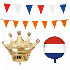 Leg het plaatje op de plaats waar je de kroon wilt hebben en plak het zonodig vast. Party Set Koningsdag Vlaggen Kroon