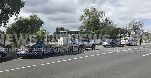 A lockdown in a gold coast suburb is over but police say a man who reportedly threatened to set a home alight is yet to be found. Queensland News Gold Coast Primary School In Lockdown For Second Time