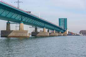 De haringvlietbrug (onderdeel van de a29) is de verbinding tussen de hoeksche waard en het hellegatsplein. Gevaarlijke Haringvlietbrug Nog Maanden 1 X Per Week Open Max Snelheid Naar 50 Km Schuttevaer