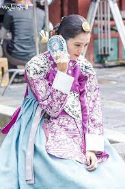 Lee yul falls off a cliff and nearly dies in an attempted assassination. ë°±ì¼ì˜ ë‚­êµ°ë‹˜ Han So Hee 100 Days My Prince So Hye Thá»i Trang Truyá»n Thong