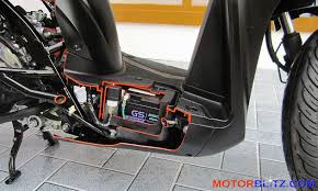 Sistem pencahayaan dengan teknologi led berdesain futuristik yang memberikan image canggih & mewah. Posisi Accu Honda Vario 150 Dan Vario 125 Esp Di Bawah Deck Terjang Banjir Bisa Mogok Motorblitz