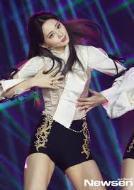 Gördüğünüz gibi tzuyu elinde tayvan bayrağını tutuyor. Twice Tzuyu An Unstoppable Attraction In 2021