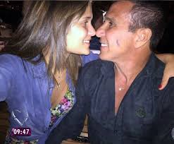 Eri Johnson mostra aliança e elogia noiva: 'Ela é maravilhosa'