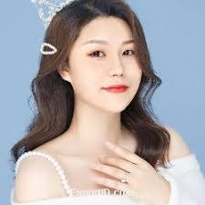 Lydia Lu's Instagram, Twitter & Facebook