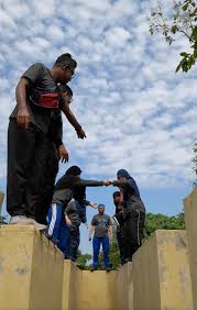 Workplace team building activities are a great way to boost the morale of team members and induce some positive energy into their monotonous work routine. 5 Aktiviti Mudah Team Building Asiacamp