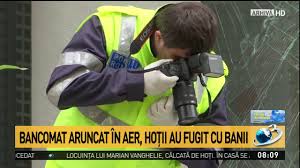 În jurul orei 1.30 a fost dată alerta, după ce un bancomat de pe strada tunarilor din arad a fost aruncat în aer. Bancomat Aruncat In Aer HoÈ›ii Au Fugit Cu Banii Youtube