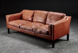 Attraktives sofa in cognac braun schöner bezug aus recyceltem leder (70% echtleder, 30% polyester), fußgestell aus metall Pin Auf Ledersofas