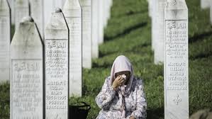 Bosnian Muslims commemorate 1995 ...