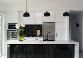 Una cocina blanca y gris antracita de estilo contemporáneo. Cocinas Blanco Y Negro Claves De Decoracion 2020 Decorar Hogar