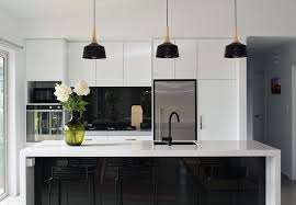 Es un tono neutro pues es producto de la mezcla del blanco y el negro y el acero inoxidable, tan presente en las cocinas modernas, combina a la perfección con el color gris en cualquiera de sus tonalidades. Cocinas Blanco Y Negro Claves De Decoracion 2020 Decorar Hogar