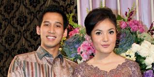 Ternyata sebelum menikah dengan askara, nindy ayunda pernah berpacaran dengan seorang anak band. Calon Suami Izinkan Nindy Terus Bernyanyi Kapanlagi Com