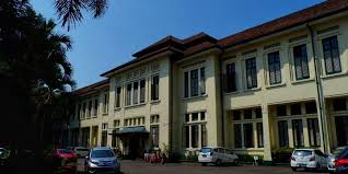 Di tingkat provinsi jawa barat berada di posisi nomor enam, sedangkan di tingkat nasional berada inilah beberapa sma terbaik di bandung, baik swasta maupun negeri versi nilai utbk 2020 yang diambil dari website resmi ltmpt. Gengsi Sekolah Favorit Sman 3 Dan 5 Bandung Sekolahnya Para Menak Pejabat Hingga Artis Halaman All Kompas Com