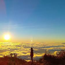 Apalagi jika momen sunset itu dinikmati dari atas ketinggian di tepi laut. Keindahan Lautan Awan Di Gunung Lawu Pemandangan Lautan Gunung Berapi