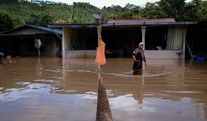 Kemusnahan akibat banjir tahun 2014 begitu hebat. Banjir Di Pantai Timur Makin Buruk