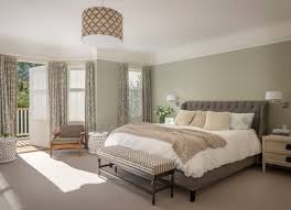 Une Belle Chambre A Coucher En Gris Clair Et Beige Aux Accents Blancs Deco Chambre Decoration Chambre Deco Chambre A Coucher