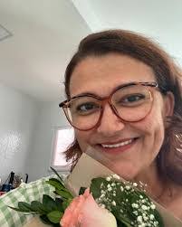 Gloria Medeiros's Instagram, Twitter & Facebook