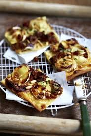Flammkuchen Mit Ziegenkase Und Datteln Rezept Lecker Rezepte Flammkuchen Ziegenkase Datteln Rezepte