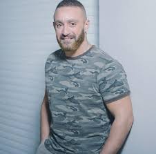 تساقط الشعر، حالة تصيب النساء و الرجال لكثير من الأسباب مثل: ØµÙˆØ± Ø£Ø­Ù…Ø¯ Ø§Ù„Ø³Ù‚Ø§ ÙŠÙØ§Ø¬Ø¦ Ø¬Ù…Ù‡ÙˆØ±Ù‡ Ø¨Ù‡Ø°Ø§ Ø§Ù„Ù…Ø¸Ù‡Ø± Ø§Ù„ØºØ±ÙŠØ¨ Ø§Ù„Ù‚ÙŠØ§Ø¯ÙŠ