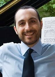 Pianist Symposes Unerroneously