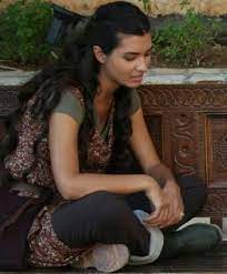 Tuba büyüküstün'ün güzelliği seyircinin dikkatini hemen harekete geçirdi. Tuba Buyukustun On The Set Of Asi Tuba Actresses Actors