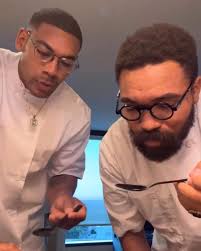 Si Aaron Pierre ay may suot na kwintas na Green Lantern sa pinakabagong  video ni Jordan The Stallion. : r/DCU_