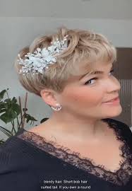 Short hair at the age of 40 is an excellent hack for women