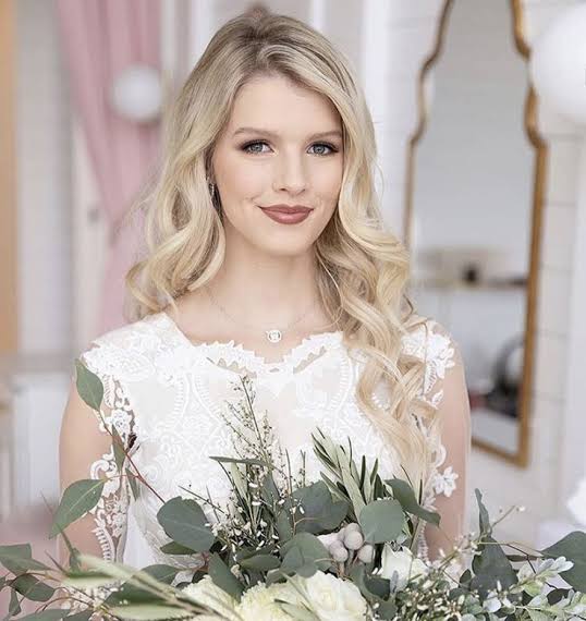Did Josie really look like this on her wedding r BringingUpBates