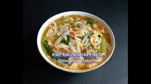 Lokasinya berada di pinggir rel kereta, sehingga saat ada kereta lewat, kamu bisa merasakan sensasi bergetar yang cukup kuat. Rahasia Resep Dan Cara Masak Kwetiau Kuah Yang Lezat