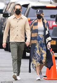 Jul 16, 2021 9:55am pt blake lively takes the 'ugly' sandal trend for a spin in the coziest sweater & sweats. Ryan Reynolds Goes For A Walk Alone Before Enjoying A Romantic Walk With His Wife Blake Lively London News Time