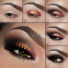 En los párpados recién preparados y ocultos, aplica un tono de sombra de ojos marrón oscuro en la esquina exterior y dentro del pliegue. Maquillaje De Ojos Tridimension Del Color Paso A Paso Cursomaquillaje