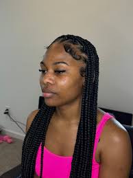 Looking for someone to braid my hair or knotless braids