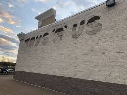 A Former Toys R Us Store Half Of The Building Is Now Being Used As A Gym But The Other Half Sits Abandoned 4032x3024 Abandoned Abandoned Places Building