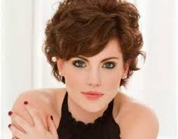 En fait, laissez les cheveux se friser naturellement au centre et coupez ensuite le reste des cheveux, plus ou moins fortement. Bref Naturellement Les Cheveux Boucles